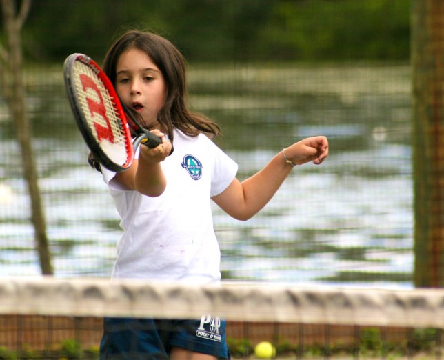 20080729009 Young camper attacking the net