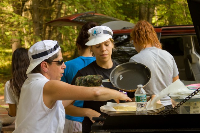 201008105288 Staff cooking