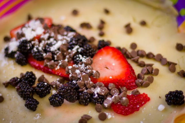 201008105315 Crepe with chocolate chips and fresh fruit